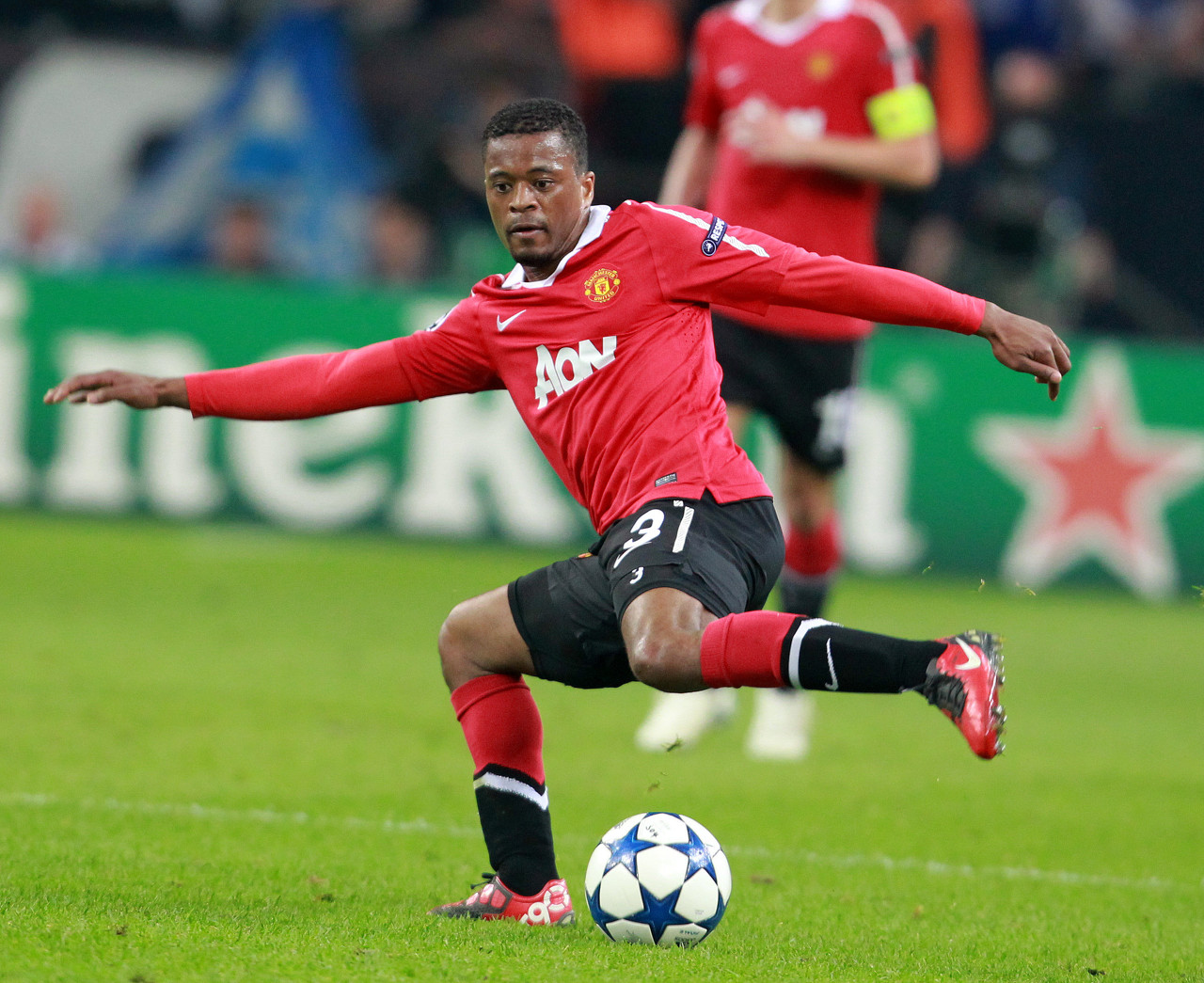 若塔车祸现场照：车身已全部烧焦，零件散落在地面上.